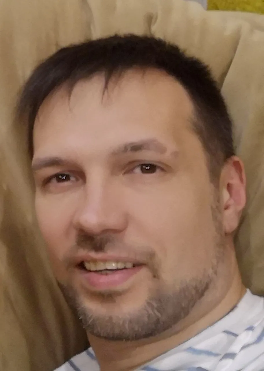 Оригинальное селфи молодого мужчины